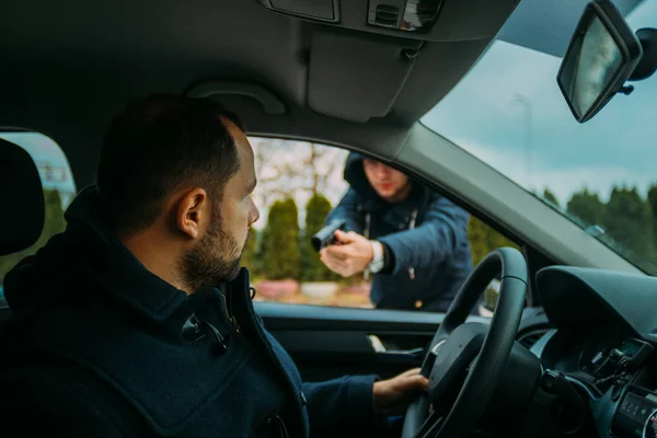 Bewaffneter Räuber Kapert Auto Eines Mannes Mittleren Alters — Stockfoto