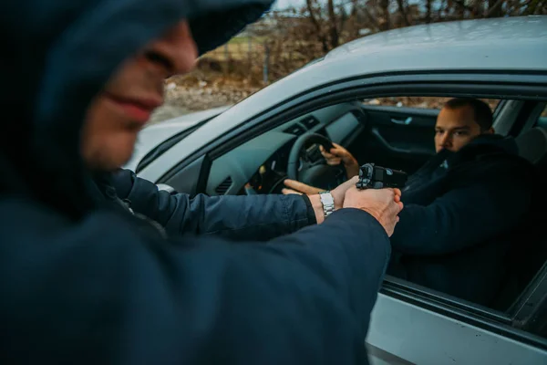 Carjacker Greift Autobesitzer Aggressiv Mit Waffe Und Versucht Geld Erpressen — Stockfoto