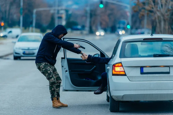 Ladrón Coches Está Sacando Dueño Del Coche Coche Tratando Conseguir — Foto de Stock