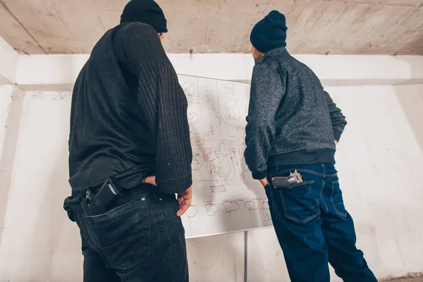 Diebe Zeichnen Plan Für Verbrechen Auf Der Landkarte Keller — Stockfoto