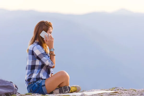 Una Señora Hablando Por Teléfono Maravillándose Las Vistas Desde Cima — Foto de Stock