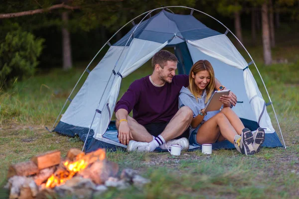 Ungt Par Dricka Kaffe Njuter Berget Utsikten Och Kontrollera Tabletten — Stockfoto