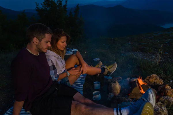 Marveling View Top Mountains Young Couple Relaxing Campfire Drinking Coffee — Stock Photo, Image