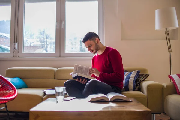 Kış Aylarında Pencerede Bir Kitap Okuma Neşeli Adam — Stok fotoğraf