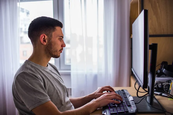 Männlicher Student Macht Hausaufgaben Und Tippt Hause Computer — Stockfoto