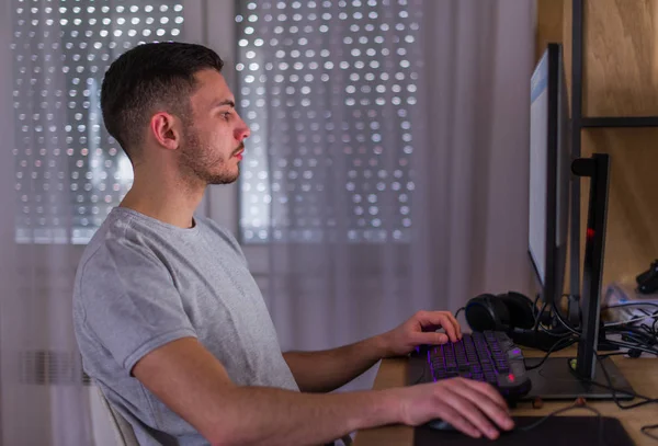 Junger Mann Arbeitet Seinem Zimmer Computer — Stockfoto