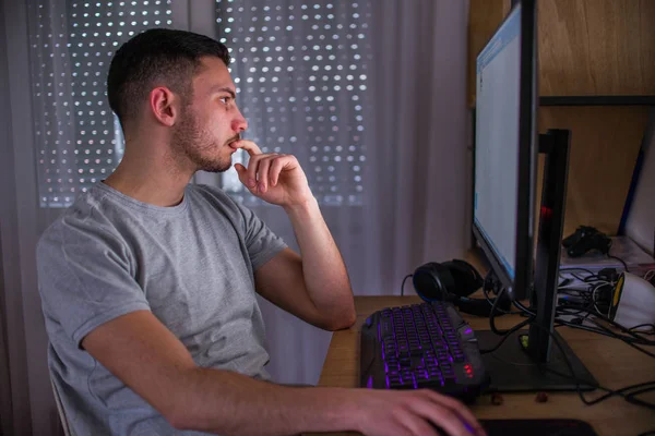 Seitenansicht Eines Jungen Mannes Der Computer Schreibtisch Seinem Zimmer Benutzt — Stockfoto