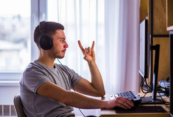 Shirt Oturan Evde Bilgisayar Klavyesi Yazarak Yakışıklı Genç Adam — Stok fotoğraf