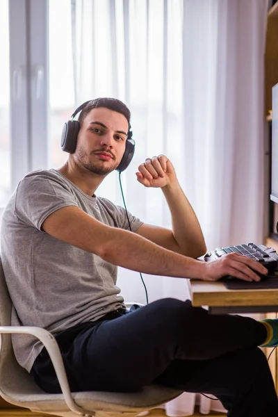 Junger Mann Arbeitet Seinem Zimmer Computer — Stockfoto