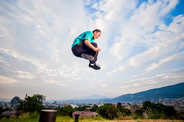 Tam Vücut Yüksek Atlama Parkta Parkour Adam Portresi — Stok fotoğraf