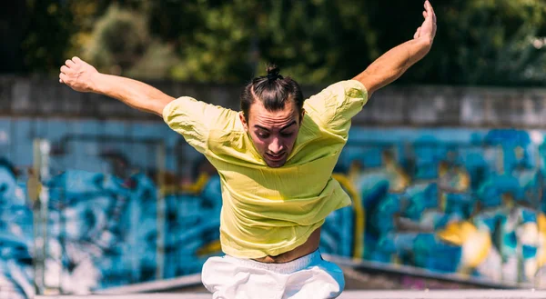 Parkour Man Trening Ciężko Podczas Biegania Przez Przeszkody Skateparku — Zdjęcie stockowe