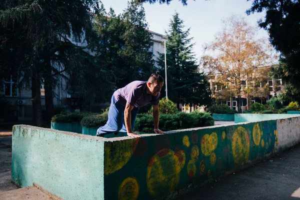 Athletic Parkour Guy Doing Backflip Tricks While Jumping — Stock Photo, Image