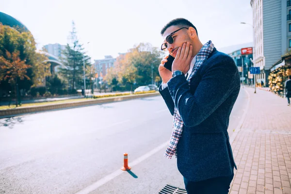 Jovem Empresário Empreendedor Conversando Telefone Manhã Cedo Reagindo Conversa — Fotografia de Stock