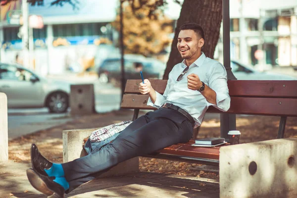 Ein Gut Aussehender Geschäftsmann Steht Park Liegt Auf Der Bank — Stockfoto