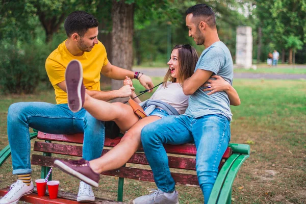 Amigos Estão Sentados Banco Parque Fazendo Piadas Divertindo — Fotografia de Stock