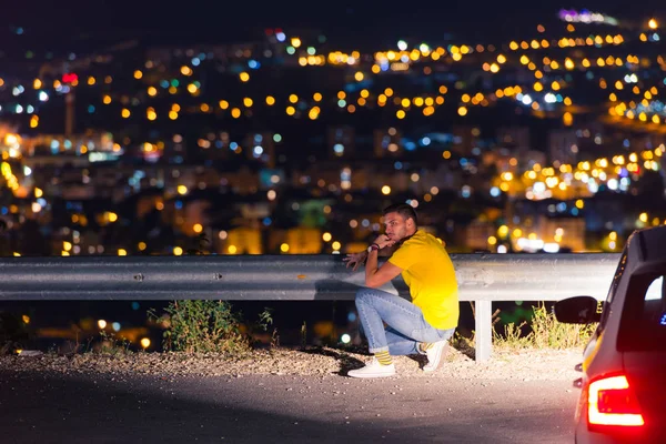 Hombre Mirando Por Encima Ciudad Por Noche Pensando Vida — Foto de Stock