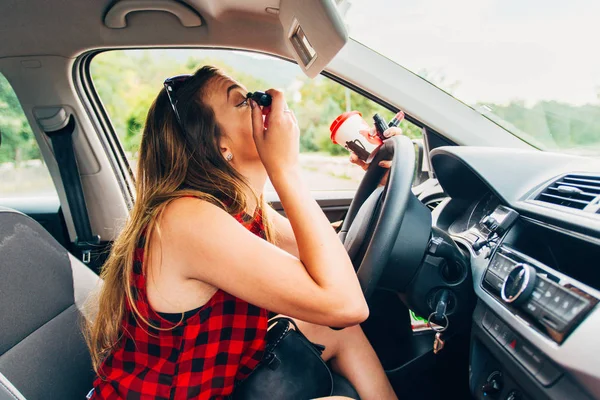 Junge Verantwortungslose Schöne Frau Sitzt Ihrem Auto Und Genießt Make — Stockfoto