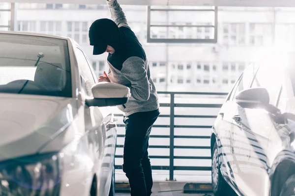 Carjacker veículo de desbloqueio na garagem — Fotografia de Stock