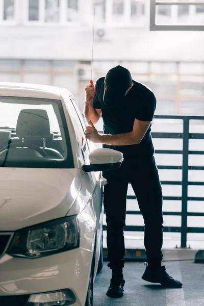 Zloděj okrádání auto — Stock fotografie