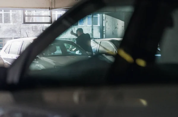 Blokada blokady drzwi samochodu bandyta w garażu — Zdjęcie stockowe