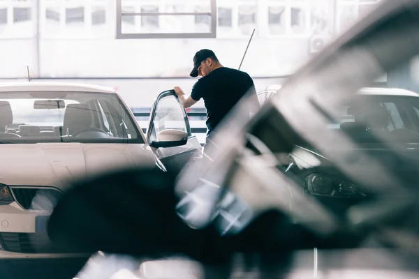 Carjacker stelen van een auto — Stockfoto