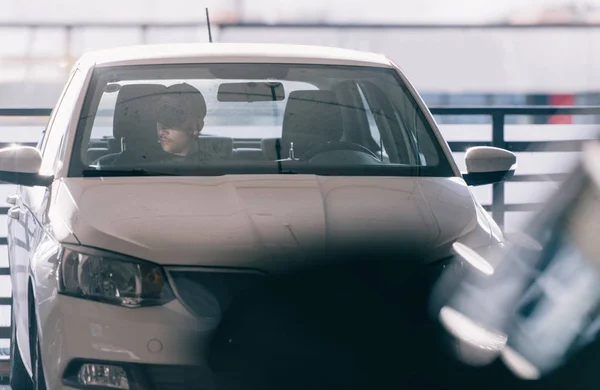 Gángster sentado en el coche — Foto de Stock