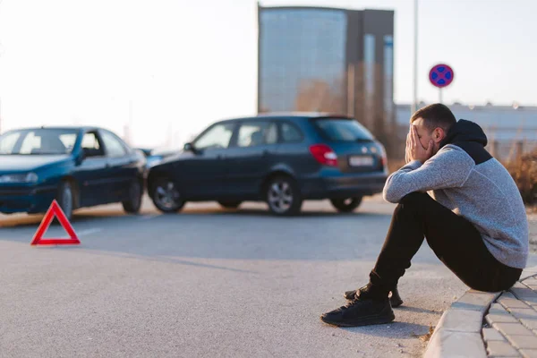 Sad man efter bil olycka — Stockfoto