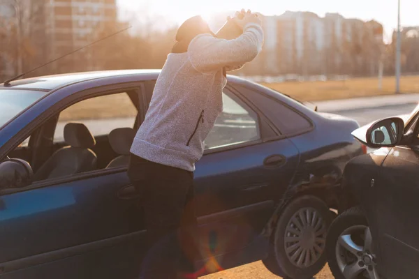 Desperat man efter bil vrak — Stockfoto