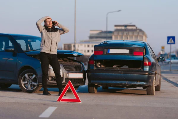 Conductor mirando sacudido después del accidente — Foto de Stock