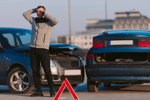 Hombre haciendo una llamada telefónica después del accidente — Foto de Stock