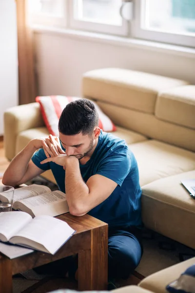 Schöner Student Der Auf Der Couch Lernt Mit Ein Paar — Stockfoto