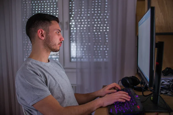 Hombre adulto detrás de una mesa con computadora — Foto de Stock