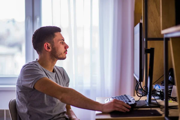 Kaukasier arbeitet am Computer — Stockfoto