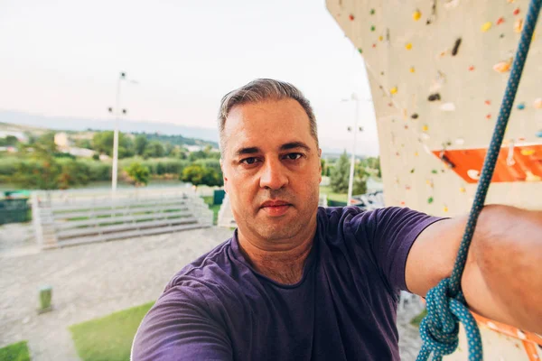 Foto retrato de los escaladores de altura en la pared artificial —  Fotos de Stock