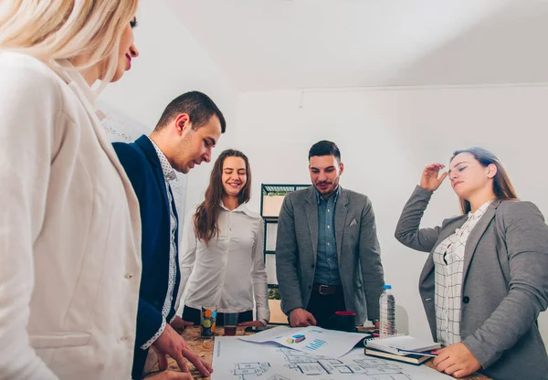 Grupo Arquitetos Modernos Estão Trabalhando Com Diagramas Escritório — Fotografia de Stock