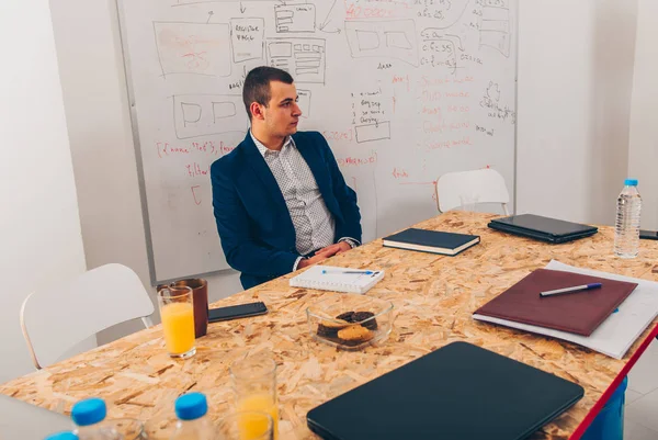 Joven arquitecto sentado en la oficina de negocios — Foto de Stock