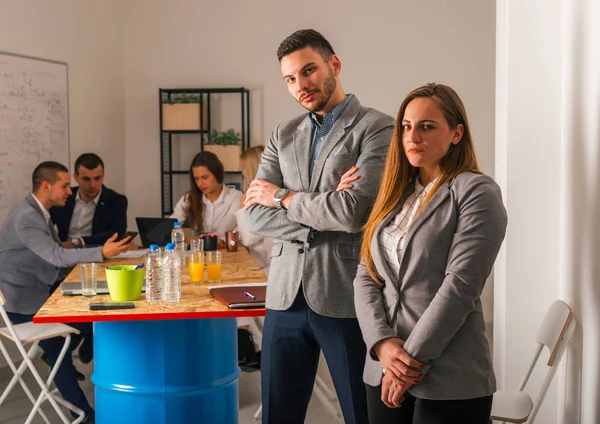 Un retrato de un hombre de negocios y una mujer de negocios en frente de th — Foto de Stock