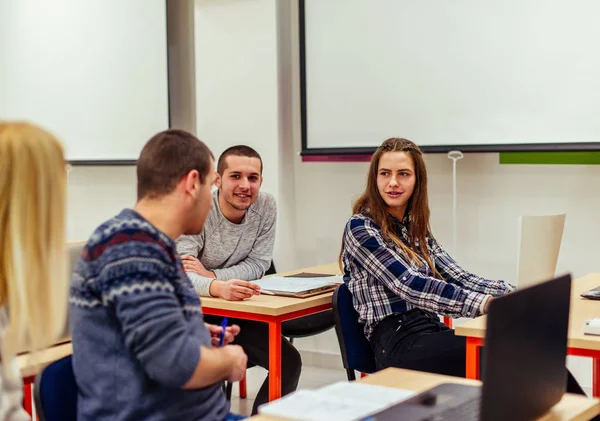 Estudiantes debatiendo — Foto de Stock