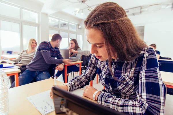 Estudiantes hablando en clase —  Fotos de Stock