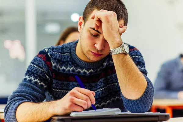 Estudiantes durante el examen escolar — Foto de Stock