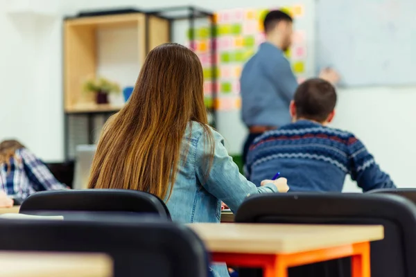 Estudiantes debatiendo — Foto de Stock