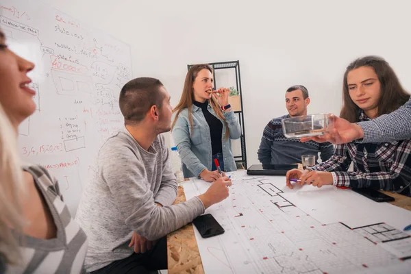 Grupo Jóvenes Emprendedores Discutiendo Próximo Proyecto Una Reunión Señalando Plan —  Fotos de Stock