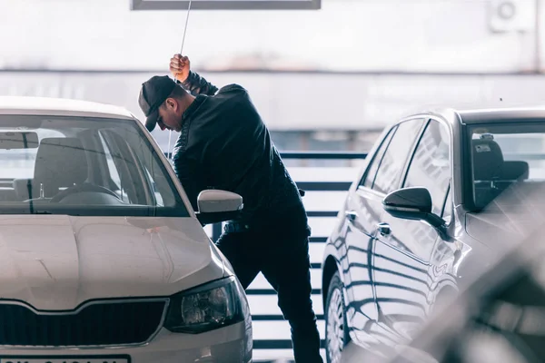 Carjacker roubando um carro — Fotografia de Stock