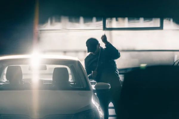 Hombre ladrón robando un coche — Foto de Stock