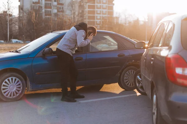 Muž Hledaje pomoc po střetu s dopravou — Stock fotografie