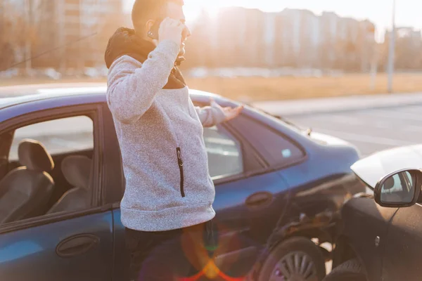 Muž, který se při střetu s dopravou hádal na mobil — Stock fotografie