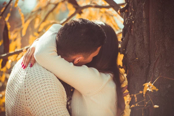 Söt par kyssar i parken — Stockfoto