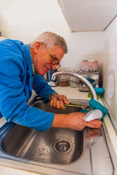 Repairman mocowania baterii z narzędziami — Zdjęcie stockowe