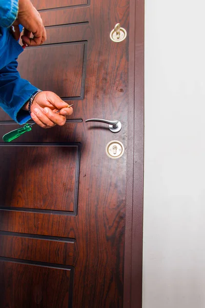 Trabajador arreglando la cerradura de la puerta — Foto de Stock