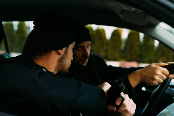 Diebe parken in der Warteschleife und planen, wie sie ihr Ziel ausrauben. — Stockbild Diebe parkten in einem wartenden und planenden Wagen — Stockfoto